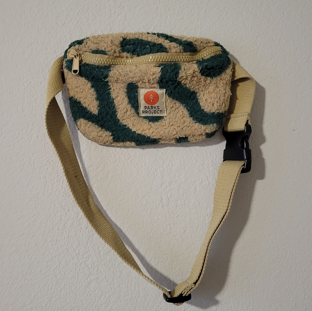 Yellowstone Geyser Fleece Crossbody Bag